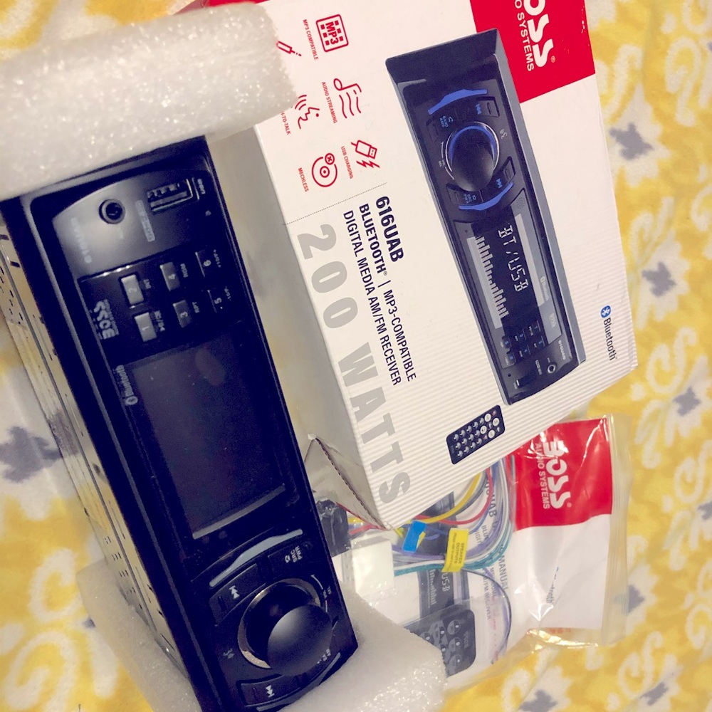 **NEW IN BOX** Boss Radio MP3 Com./BLUETOOTH Audio